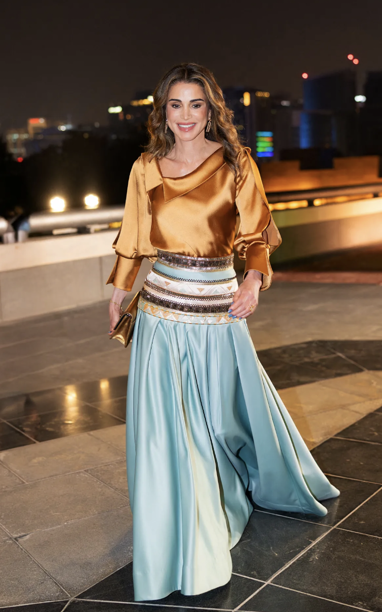 Uñas Velvet Azules, Elegancia Real en Ascenso