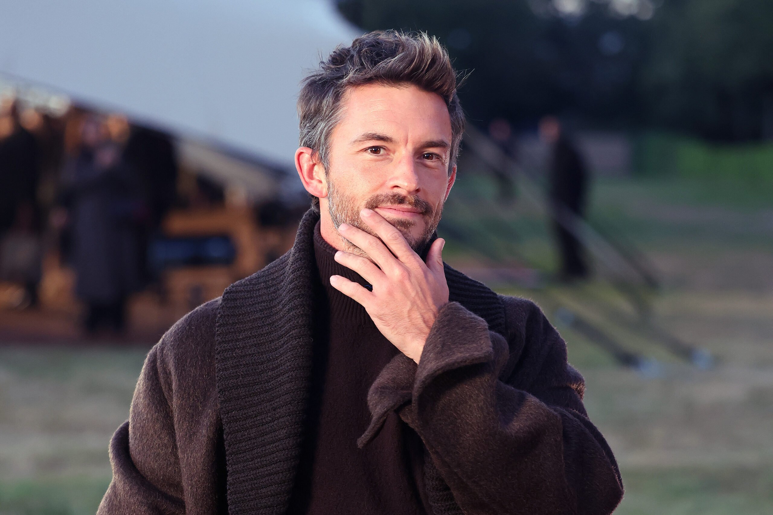 Jonathan Bailey conquista Hollywood con irresistible encanto