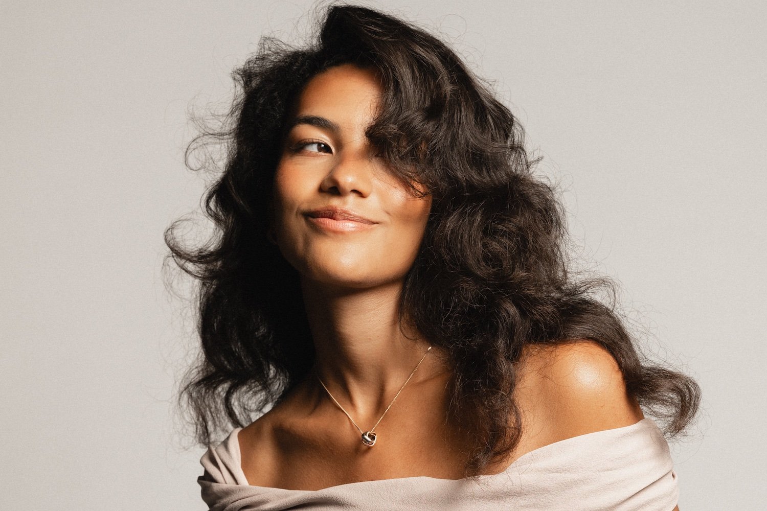 Olivia Dean deslumbra en Saturday Night Live