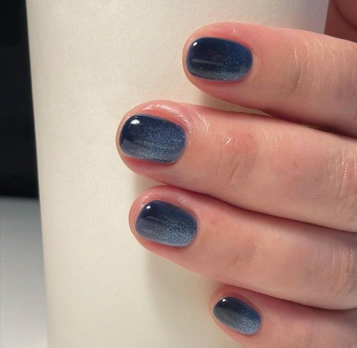 Uñas Velvet Azules, Elegancia Real en Ascenso