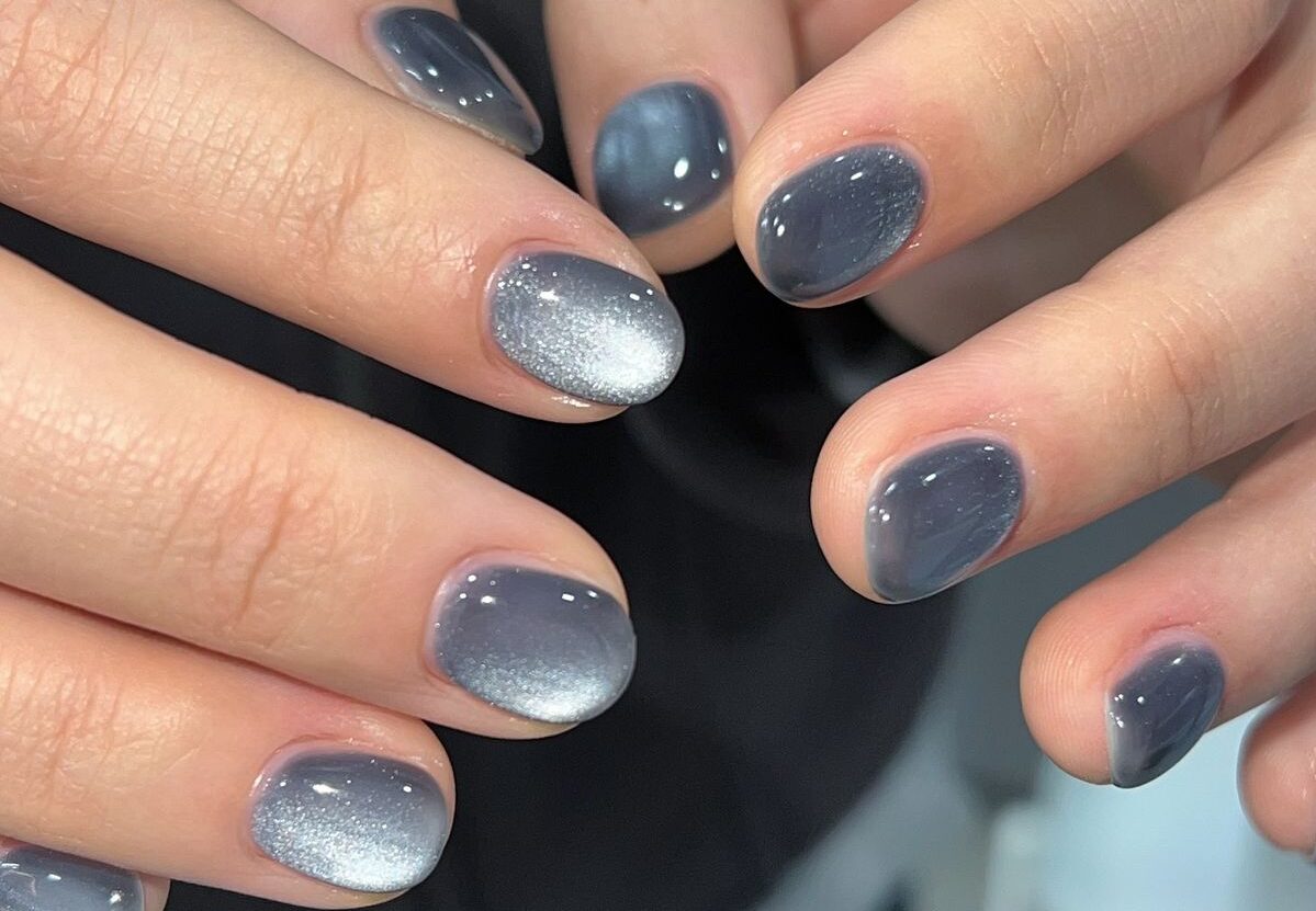 Uñas Velvet Azules, Elegancia Real en Ascenso