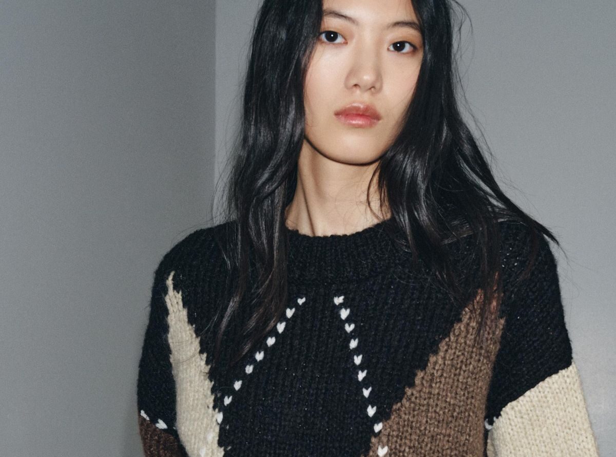 El suéter de rombos conquista el invierno 2025