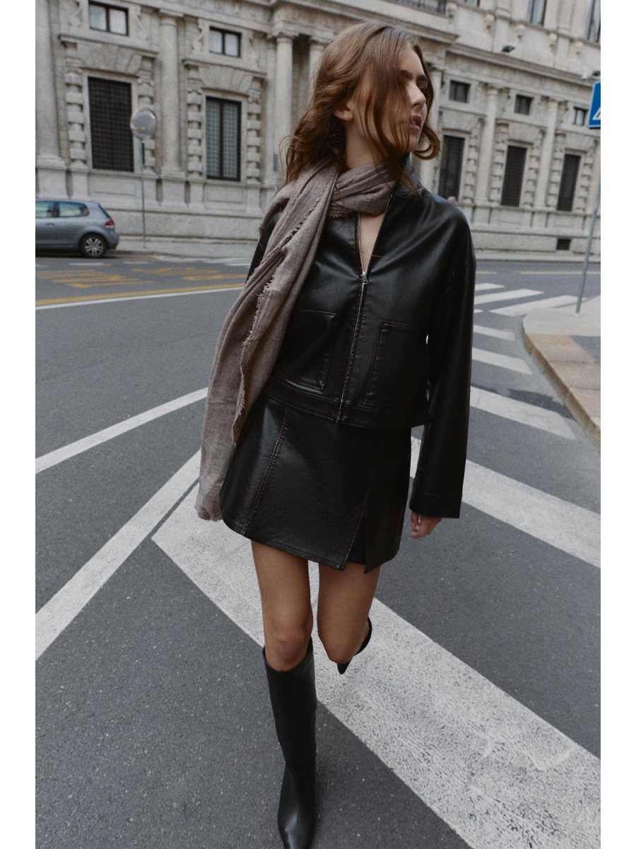 La falda de cuero midi que será un must en esta temporada