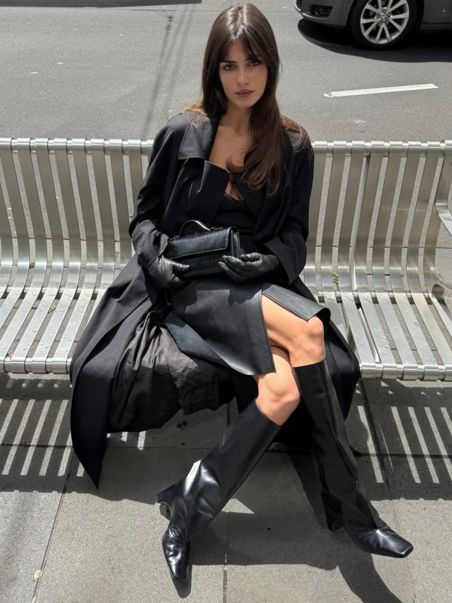 La falda de cuero midi que será un must en esta temporada