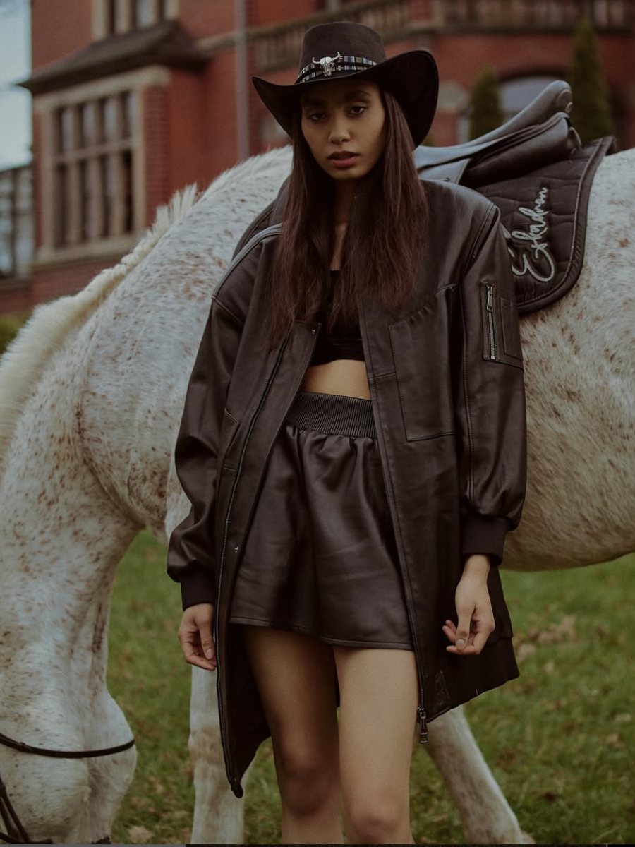 La falda de cuero midi que será un must en esta temporada