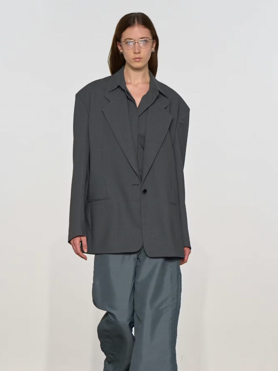 Las hombreras regresan con fuerza este otoño-invierno 2025