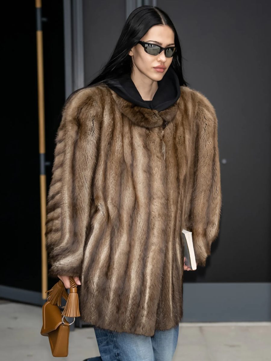 Las hombreras regresan con fuerza este otoño-invierno 2025