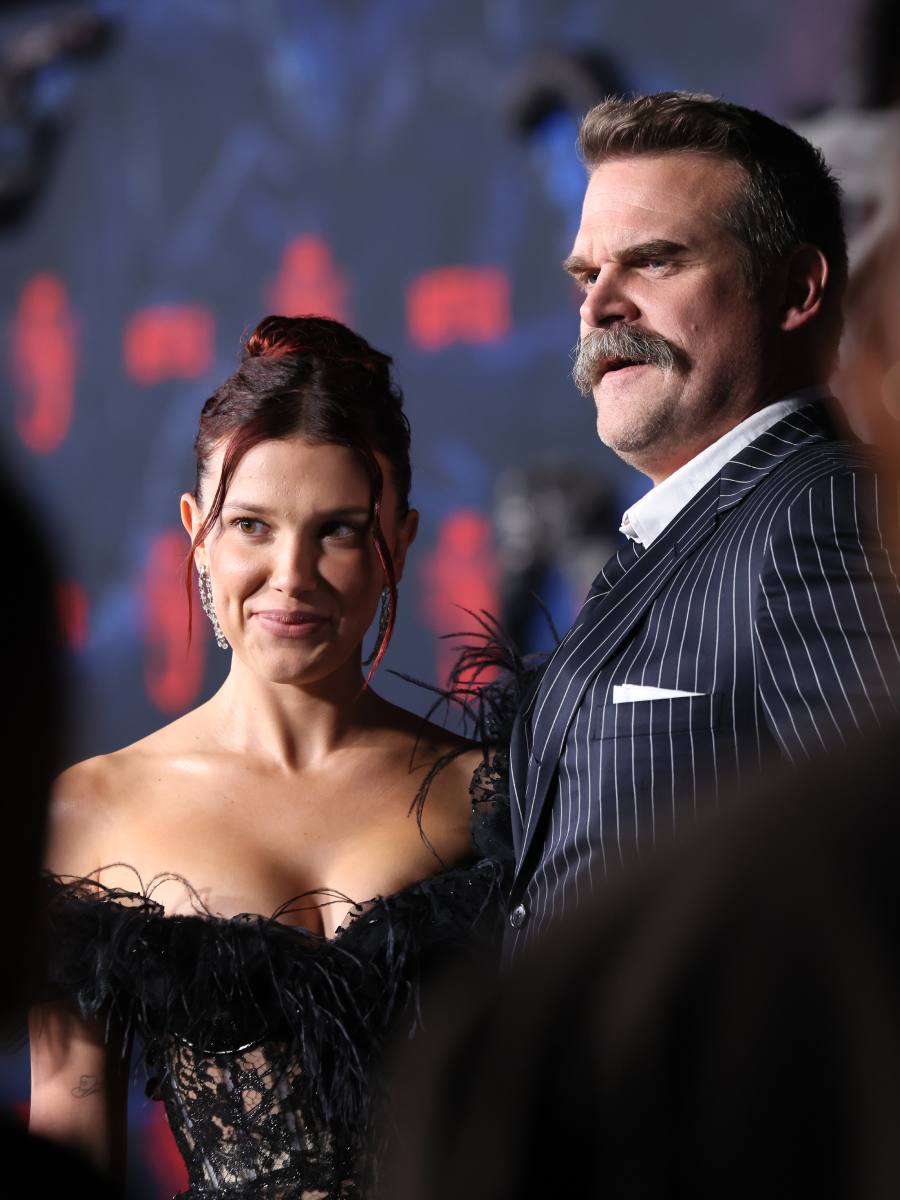 Millie Bobby Brown reaparece en la alfombra roja de Stranger Things junto a David Harbour