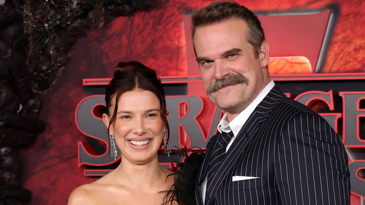 Millie Bobby Brown reaparece en la alfombra roja de Stranger Things junto a David Harbour