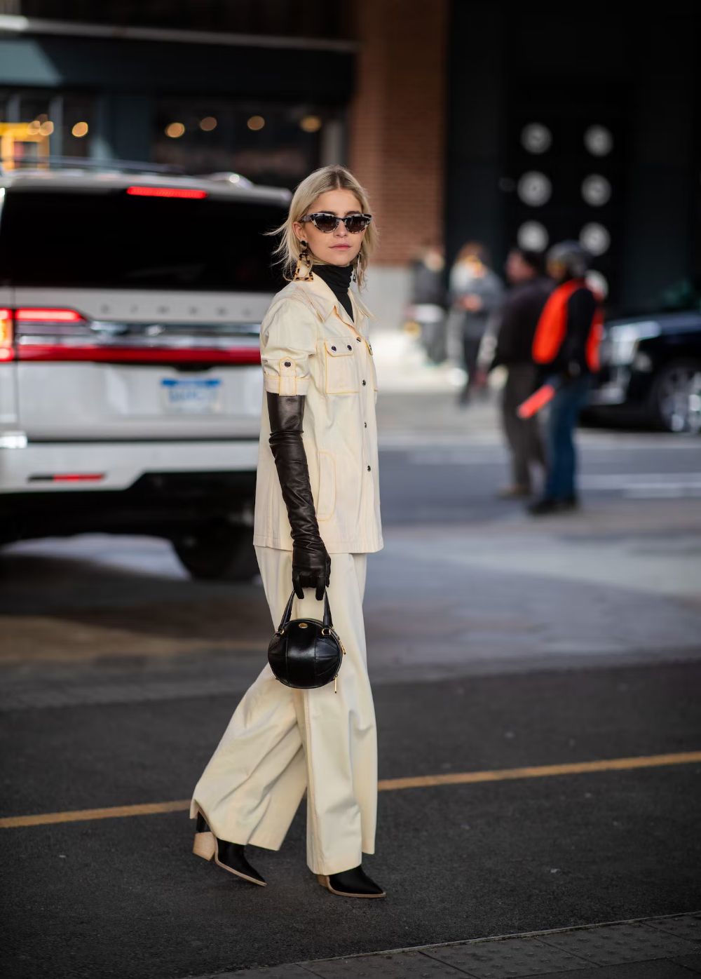 Opera Style: Guantes, Joyas y Abrigos Dramáticos Vintage