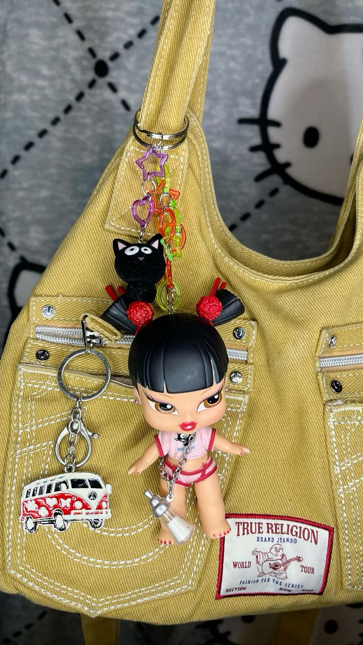 De los Labubu a las Bratz: el regreso inesperado de los charms que se cuelgan del bolso