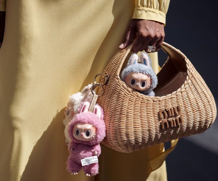 De los Labubu a las Bratz: el regreso inesperado de los charms que se cuelgan del bolso