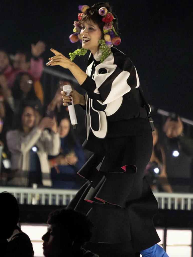 Julieta Venegas viste diseño de Francisco Cancino en concierto de Bad Bunny