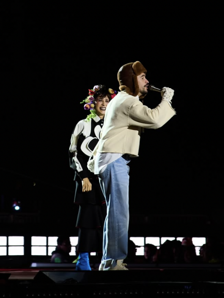 Julieta Venegas viste diseño de Francisco Cancino en concierto de Bad Bunny