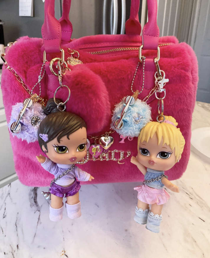 De los Labubu a las Bratz: el regreso inesperado de los charms que se cuelgan del bolso