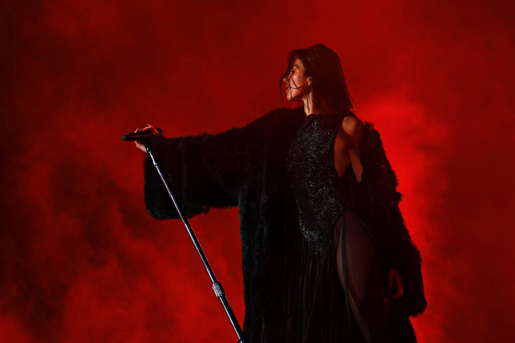 Besame Mucho ilumina el concierto de Dua Lipa