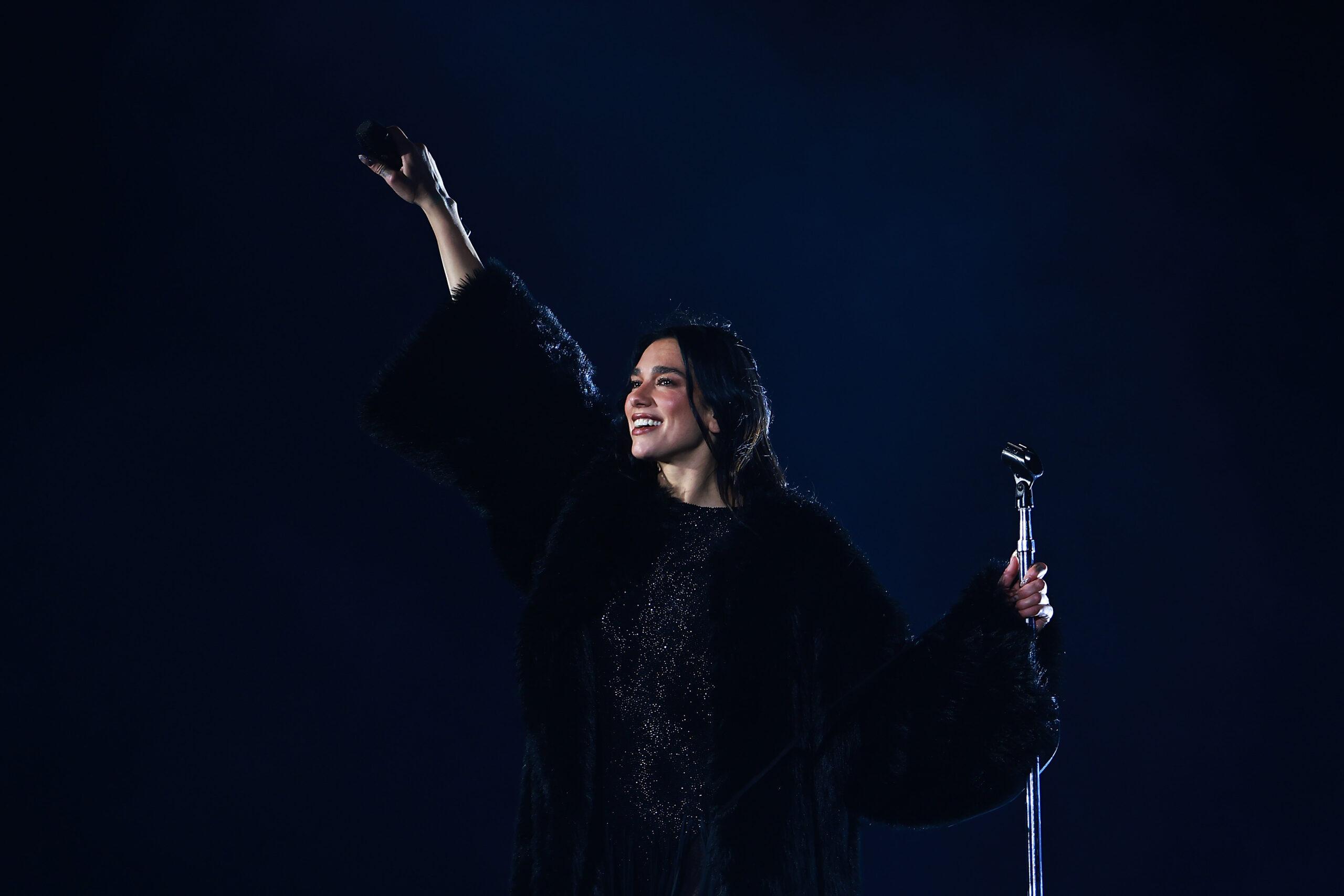 Besame Mucho ilumina el concierto de Dua Lipa