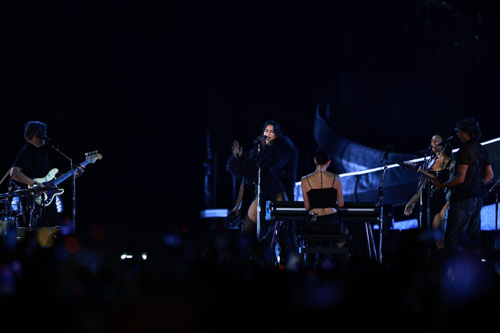 Besame Mucho ilumina el concierto de Dua Lipa