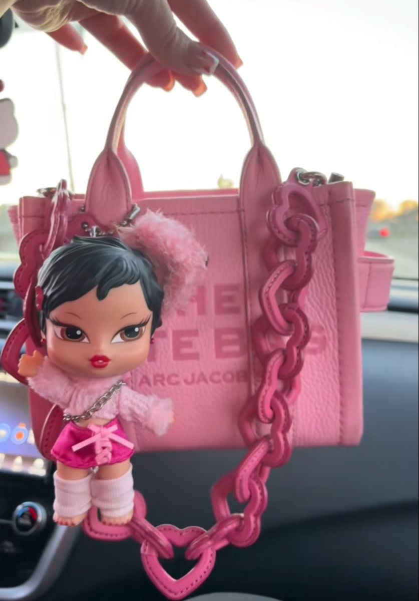 De los Labubu a las Bratz: el regreso inesperado de los charms que se cuelgan del bolso