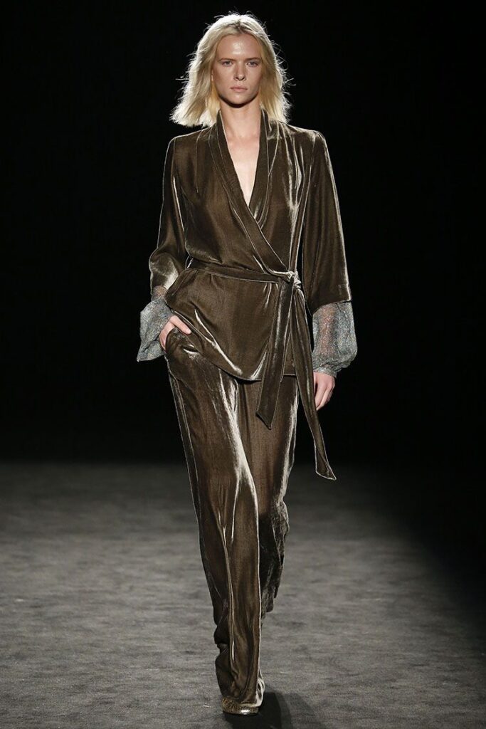 Tercipelo: 10 looks que te harán triunfar esta temporada