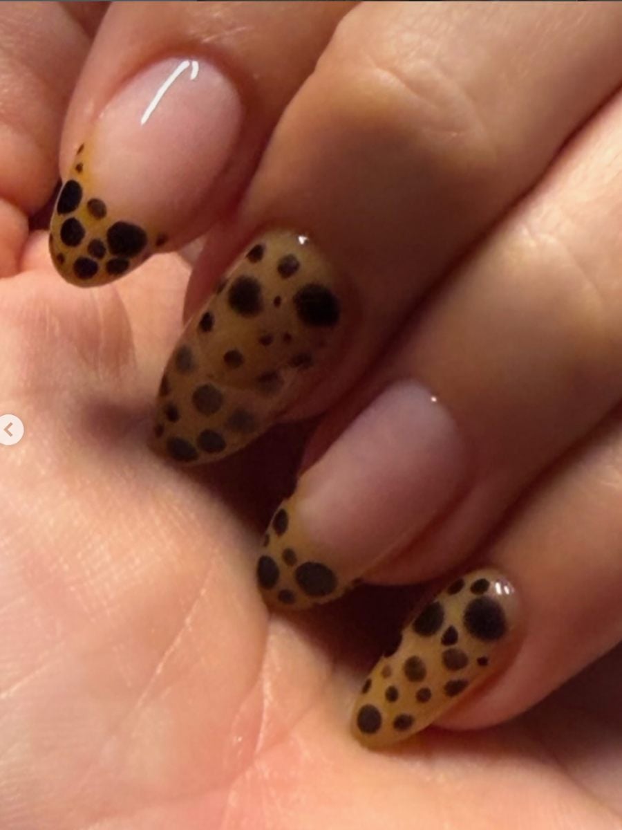 El manicure “leopard French” de Hailey Bieber está en todas partes