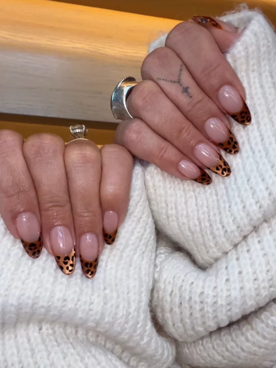 El manicure “leopard French” de Hailey Bieber está en todas partes