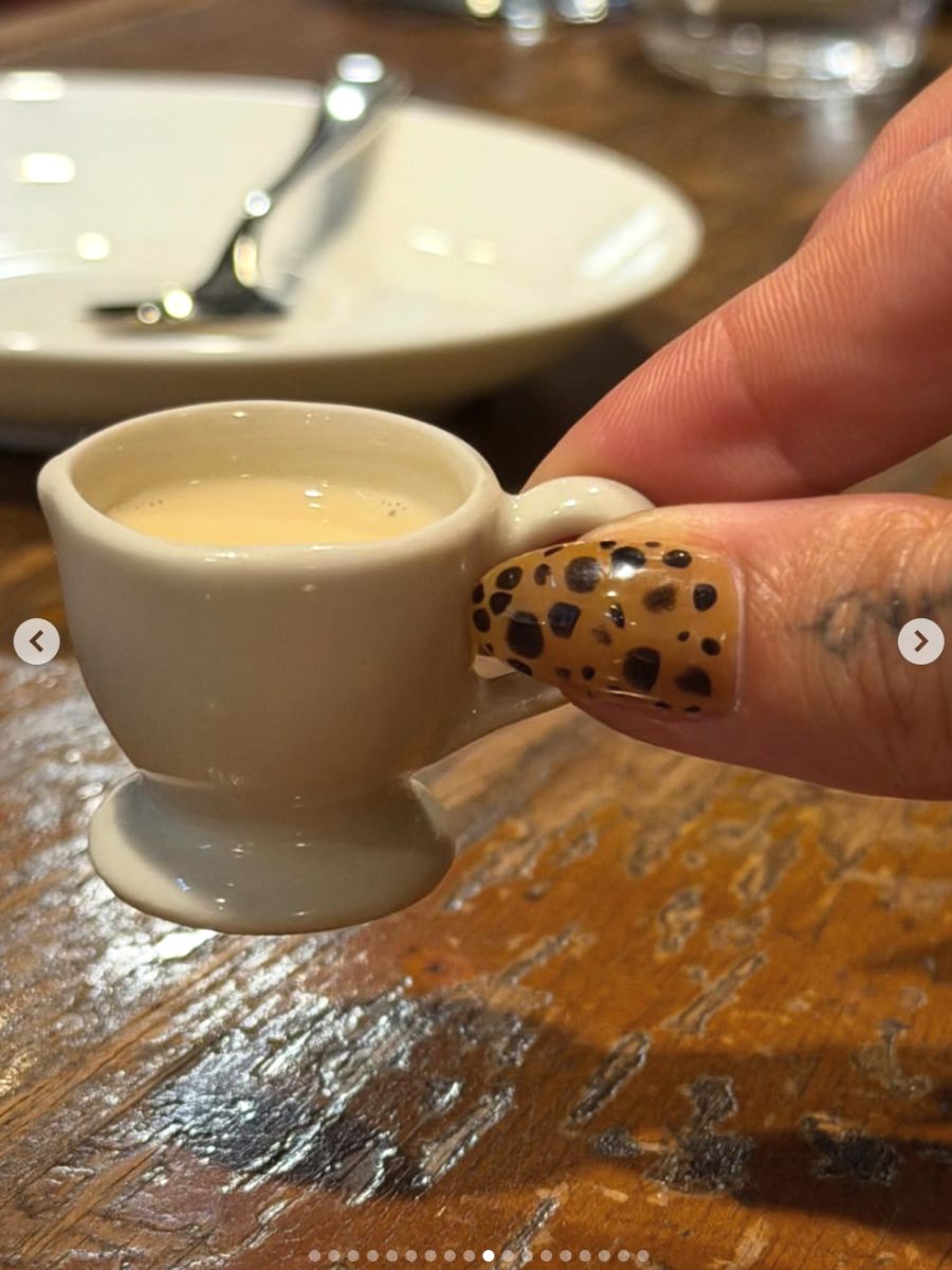 El manicure “leopard French” de Hailey Bieber está en todas partes