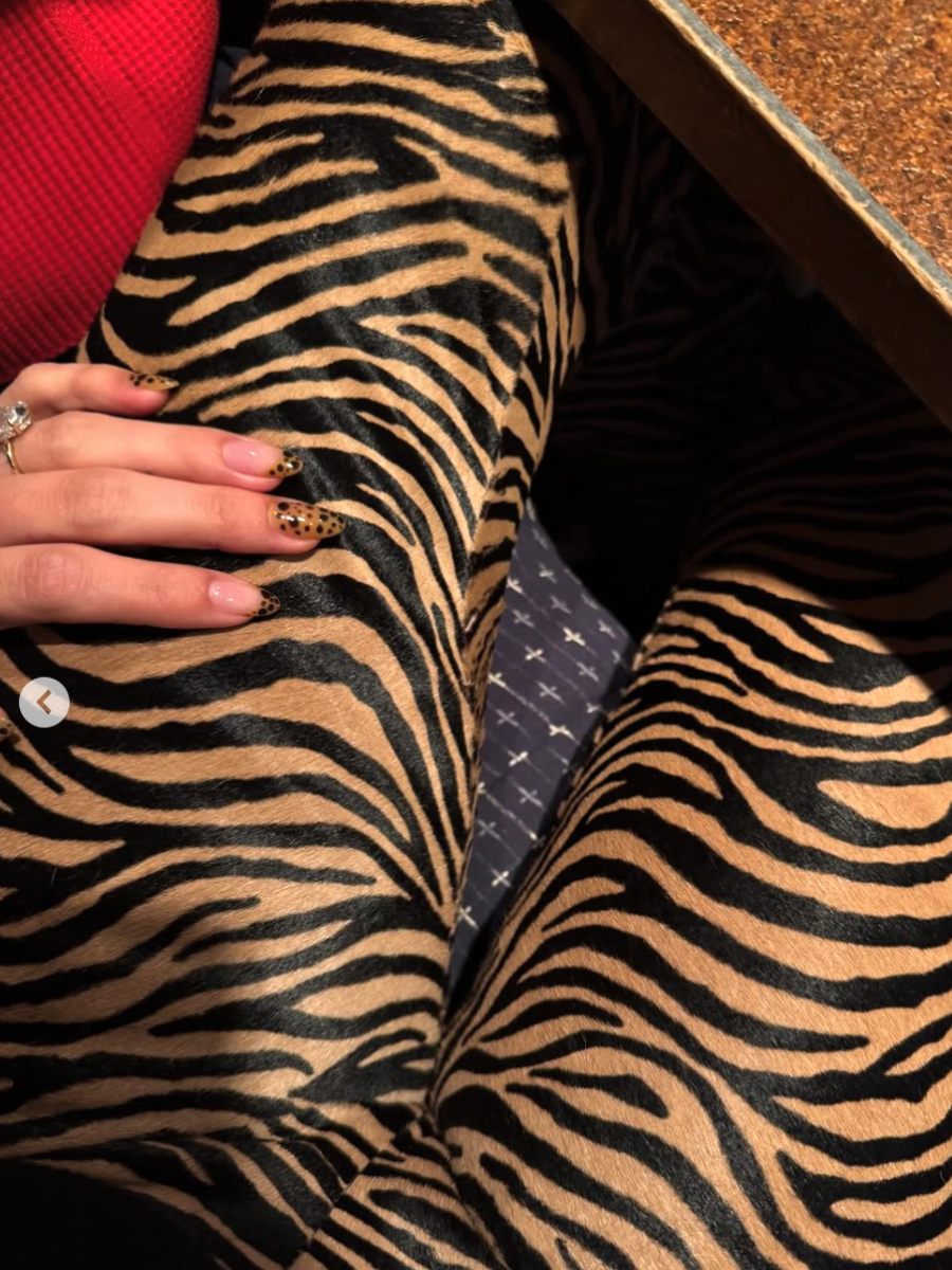 El manicure “leopard French” de Hailey Bieber está en todas partes