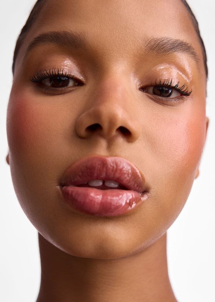 Maquillaje caramelo define la belleza del 2026