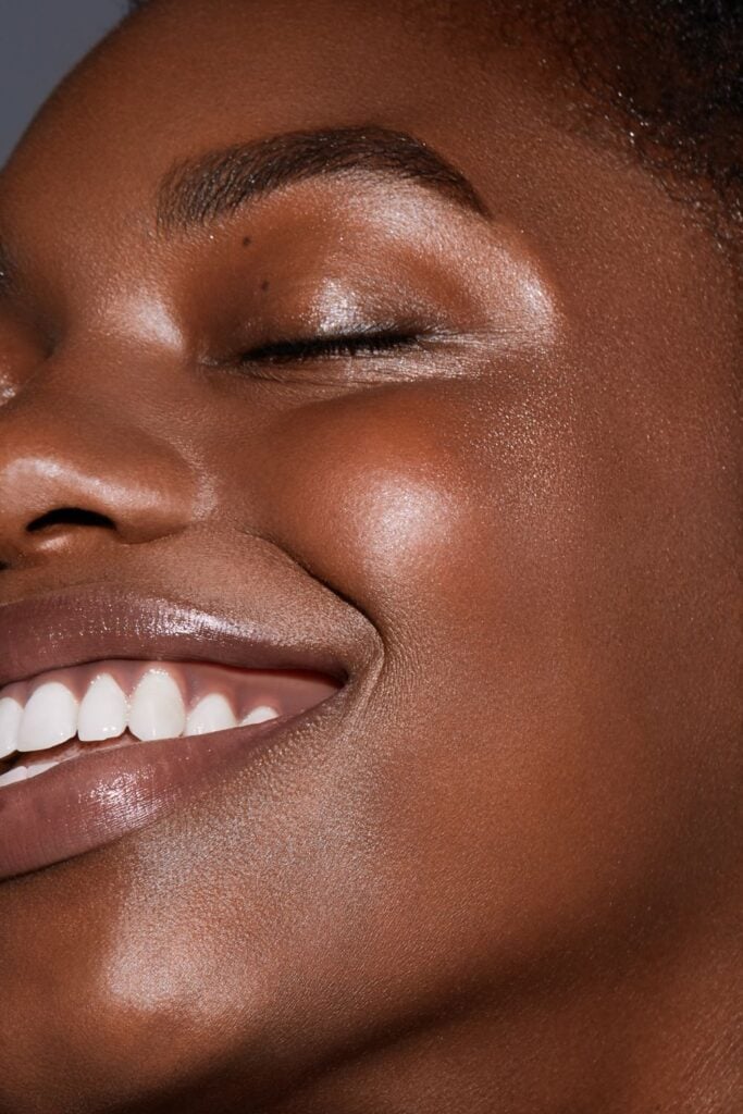 Maquillaje caramelo define la belleza del 2026