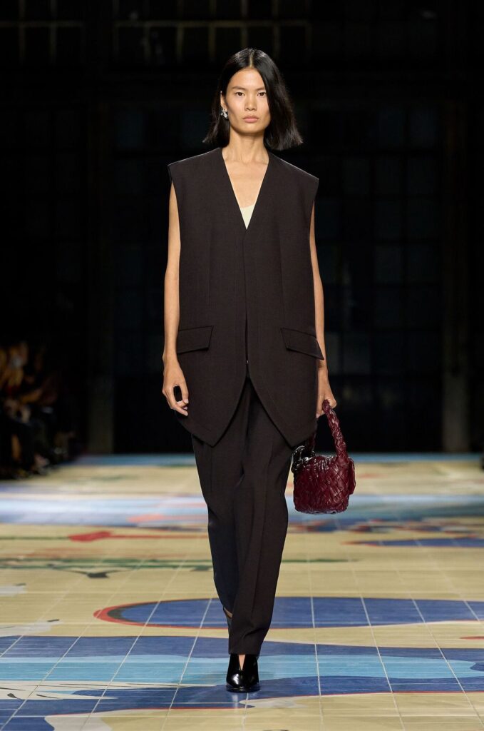 De la pasarela al clóset: el poder del chaleco minimalista