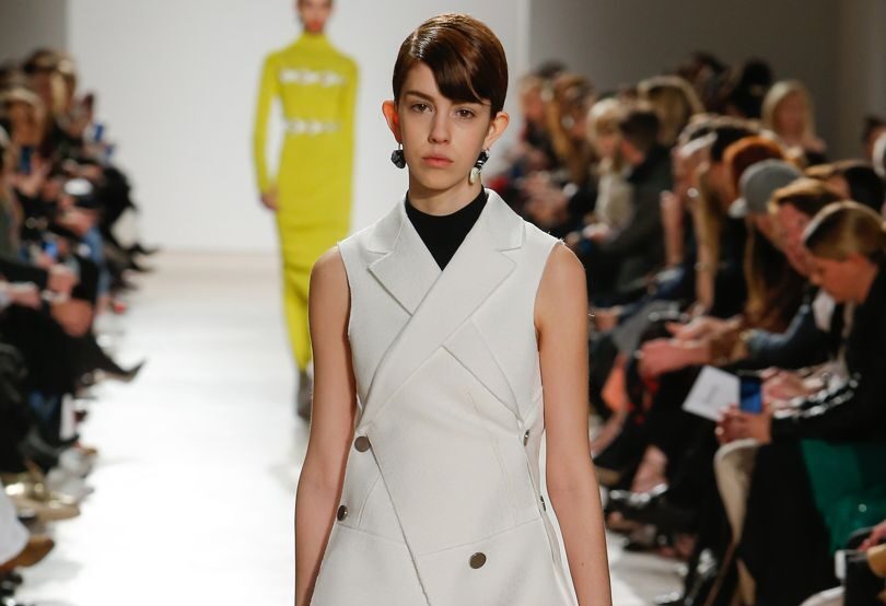 De la pasarela al clóset: el poder del chaleco minimalista