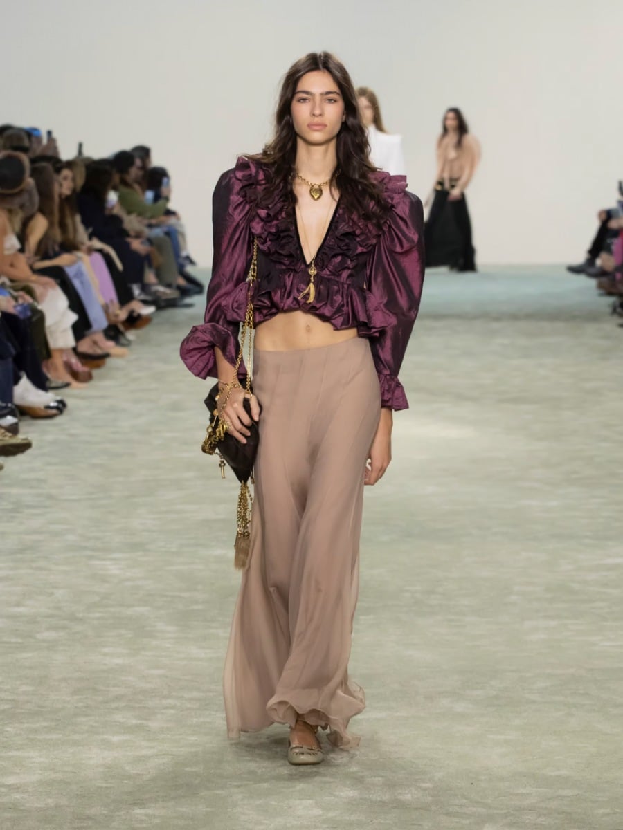 El efecto morado: cómo el 'power purple' se volvió el color de moda en invierno —desde street style hasta pasarela