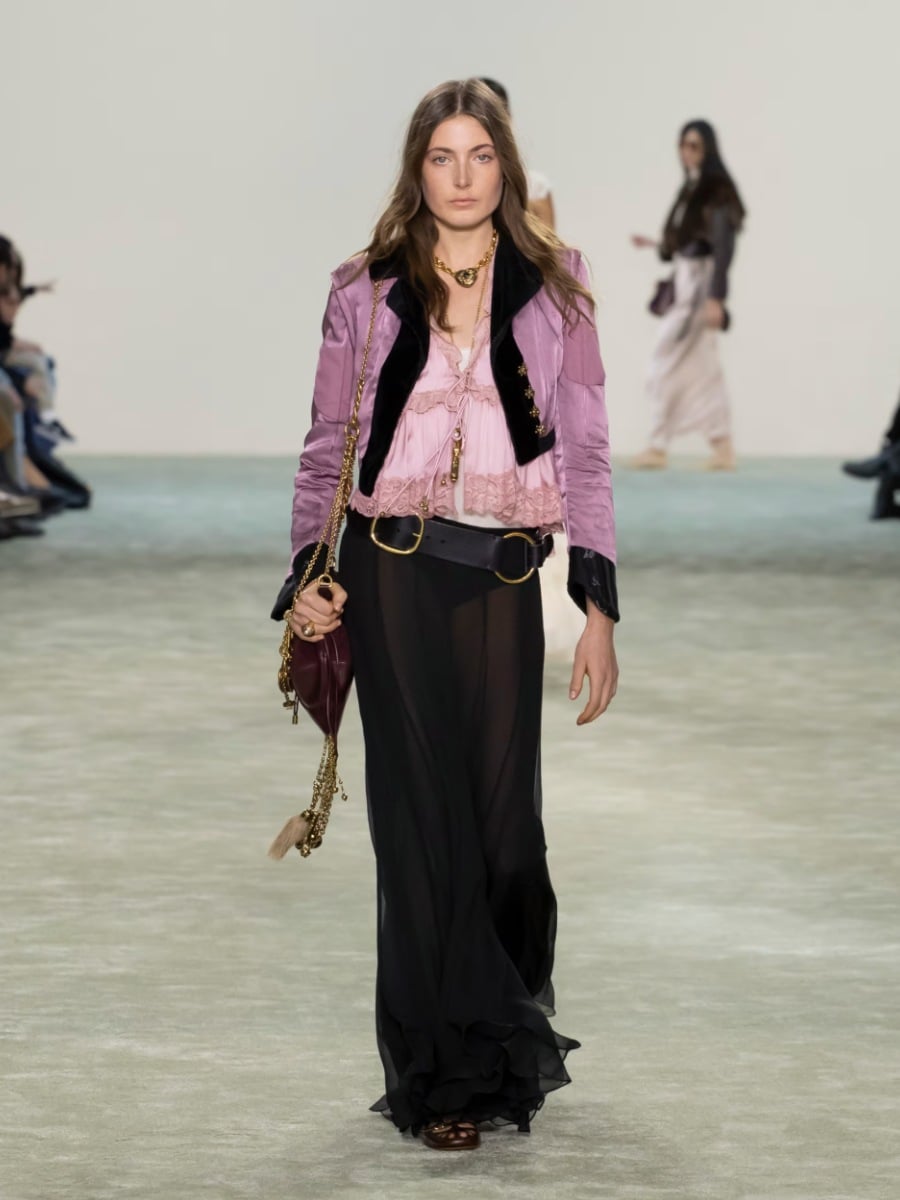 El efecto morado: cómo el 'power purple' se volvió el color de moda en invierno —desde street style hasta pasarela