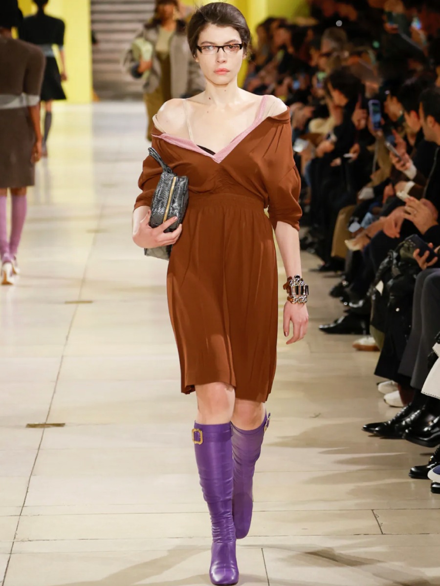 El efecto morado: cómo el 'power purple' se volvió el color de moda en invierno —desde street style hasta pasarela