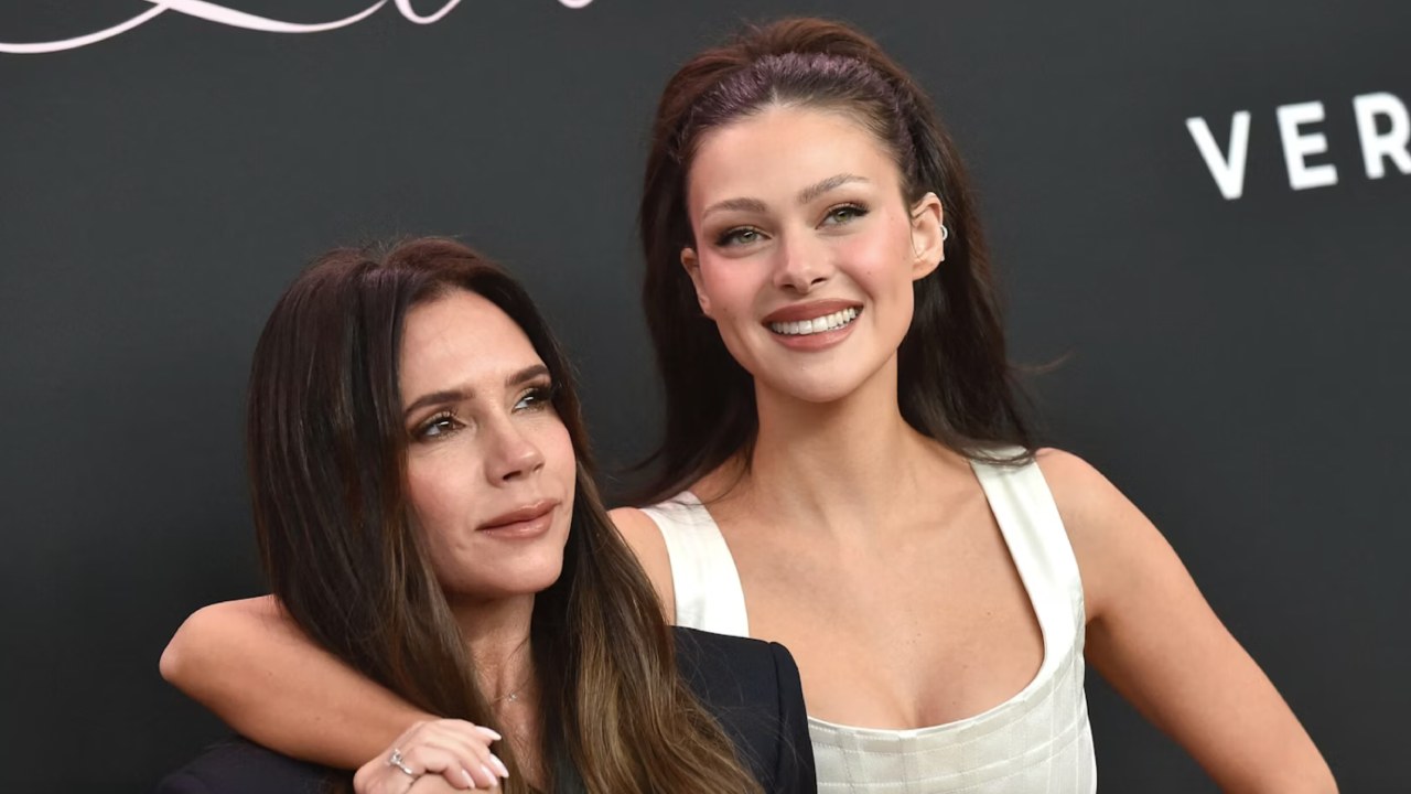 Las diferencias y similitudes de estilo entre Victoria Beckham y Nicolas Peltz