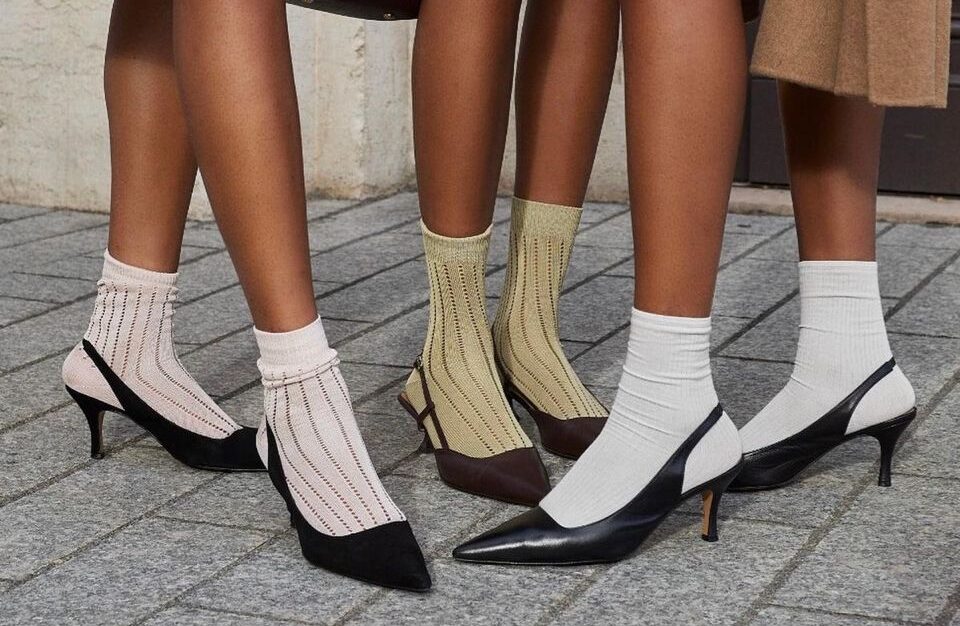 Calcetines blancos y bailarinas: el nuevo acierto