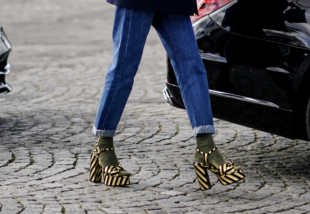 Jeans doblados: el gesto clave primaveral 2026