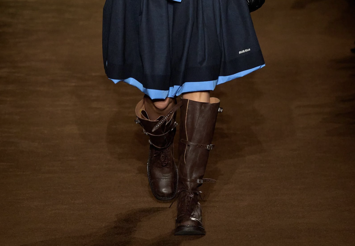 Estas son las faldas midi y botas negras imprescindibles de la temporada