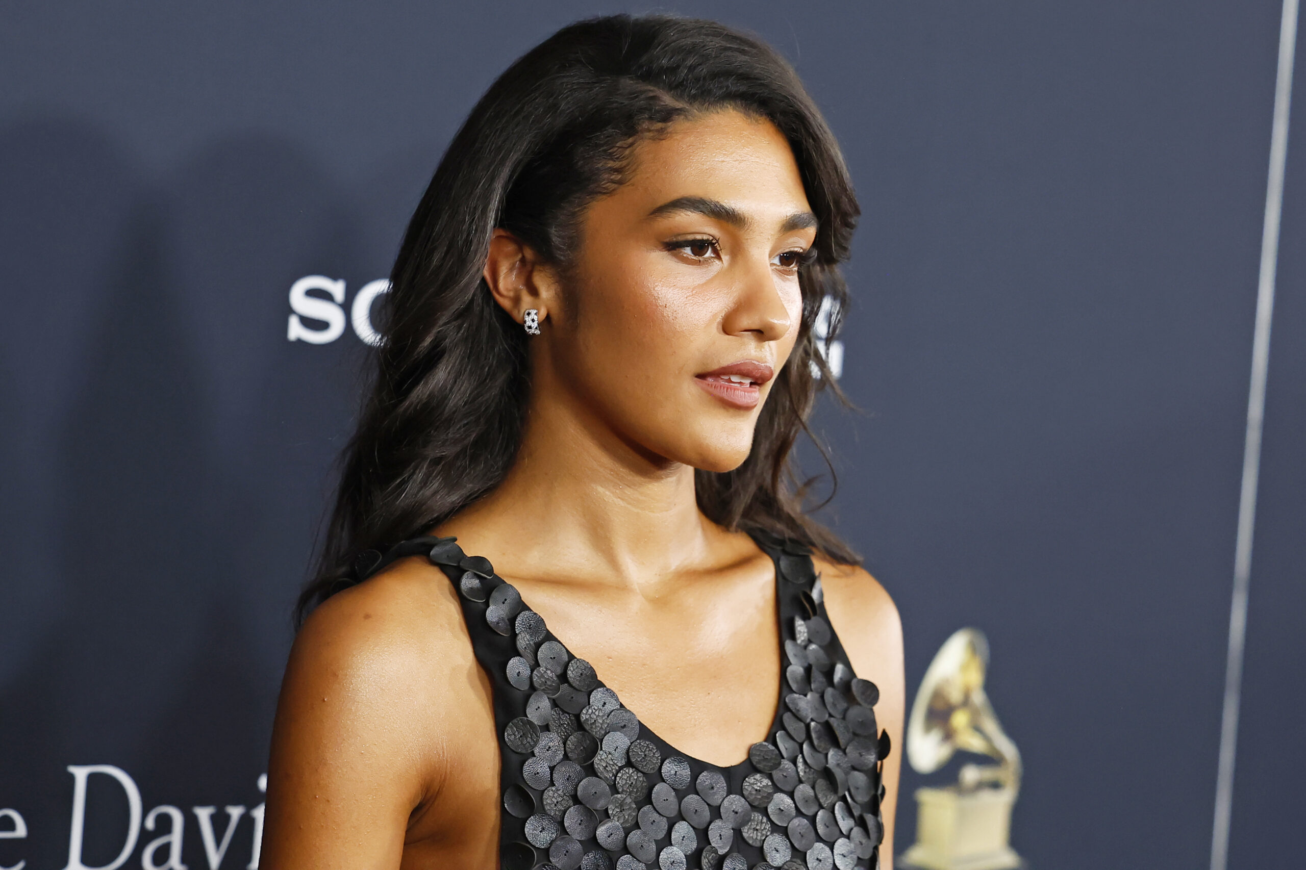 Olivia Dean revive el glamour clásico