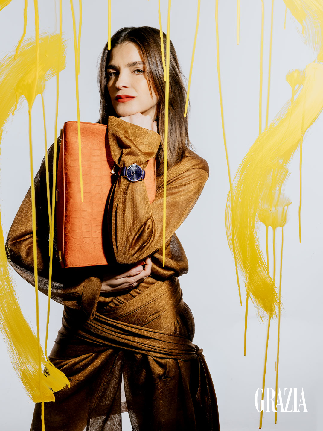 TRAZOS Y SUEÑOS Vestido y mascada en tejido de punto y bolso Hug Bag, todo Ferragamo. Reloj Code 11.59 by Audemars Piguet automático en 38 mm y oro rosa, Audemars Piguet.