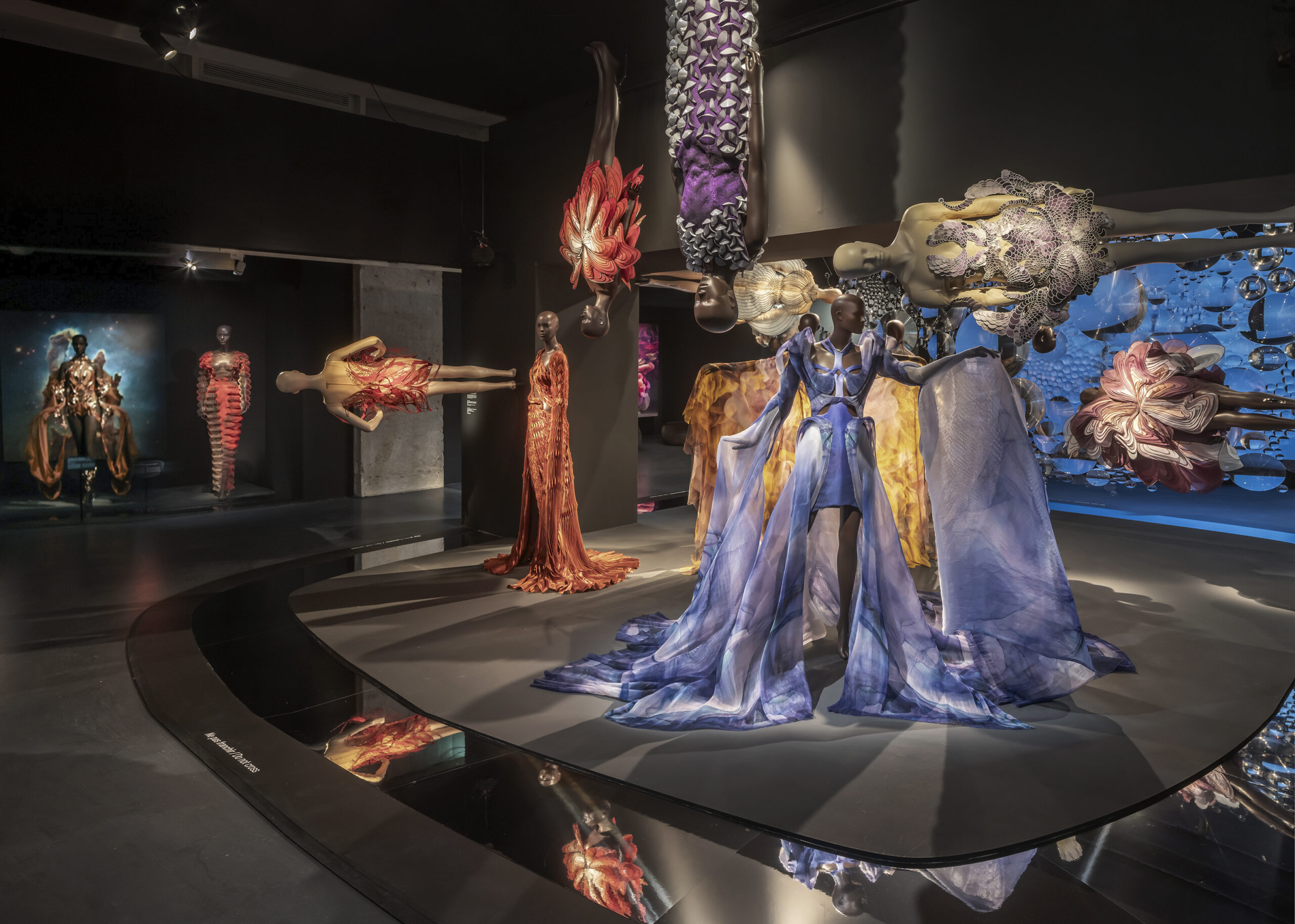 IRIS VAN HERPEN REDEFINE LA ALTA COSTURA EN UNA EXPERIENCIA INMERSIVA