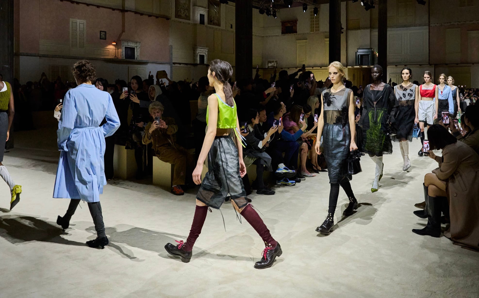 Layering de principio a fin: Prada F/W 2026–2027