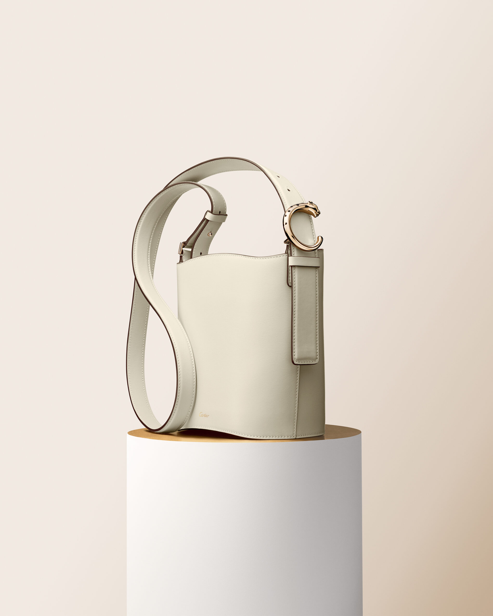 El bucket bag está de regreso y el street style lo confirma