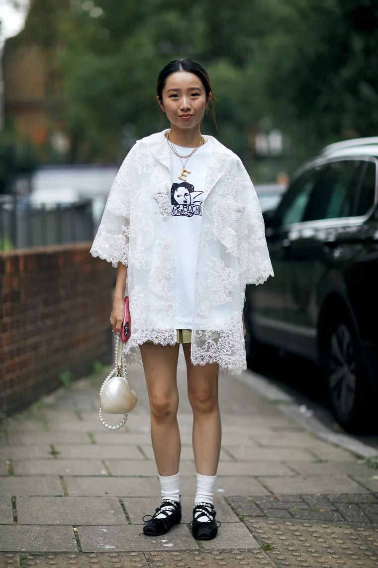 Calcetines blancos y bailarinas: el nuevo acierto