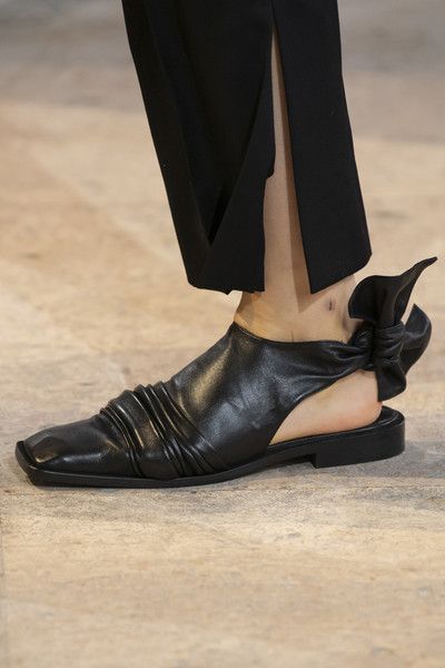 Mules de punta cuadrada: el zapato clave de la temporada