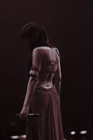 Kenia Os nos demuestra cómo llevar un vestido azul