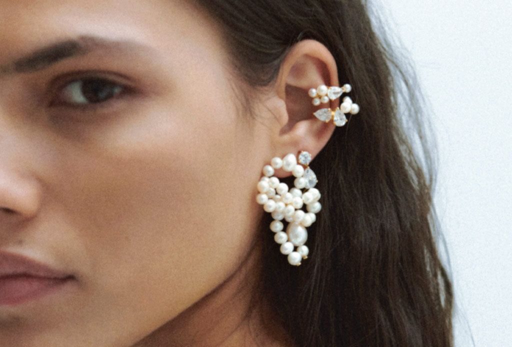 Los earcuffs de perlas serán la obsesión primaveral