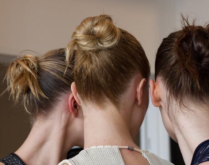 Moño de bailarina: peinado en tendencia efecto lifting