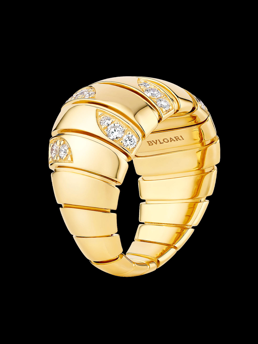 Anillo Bvlgari Tubogas oro amarillo sobre fondo negro